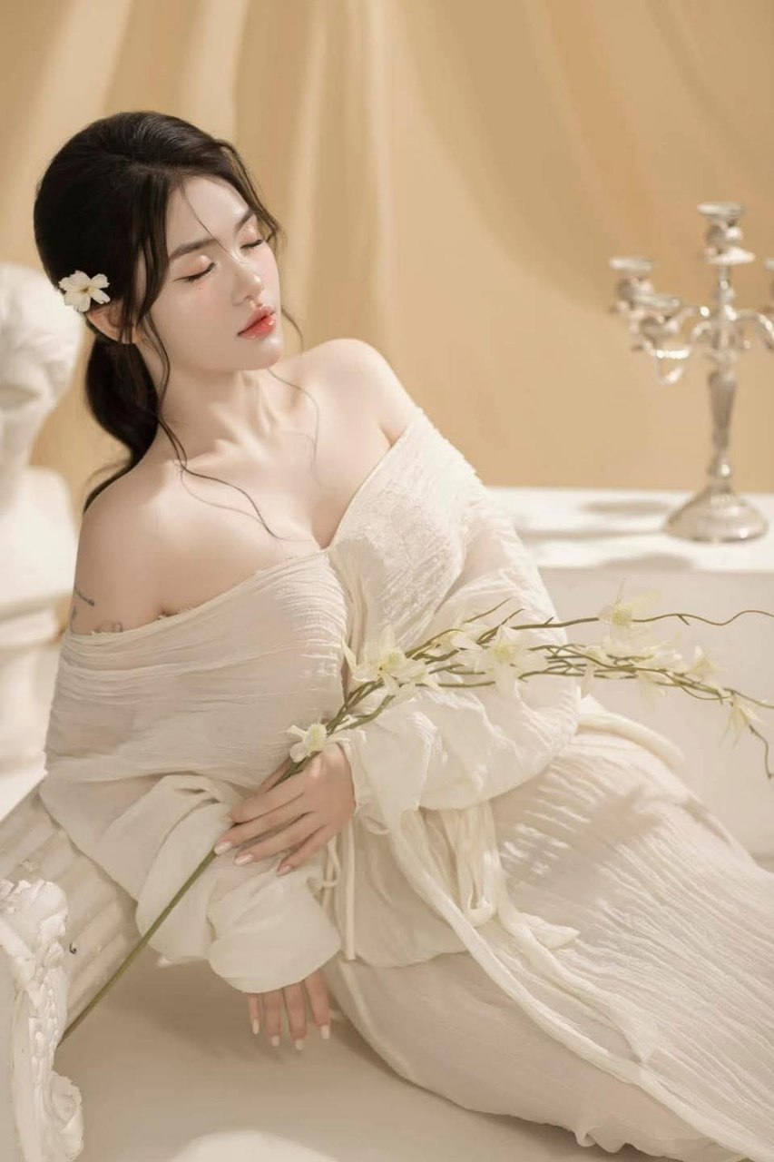 Cậu nhân viên làm tình quản lý nữ suốt đêm khi vào nhà trọ trú mưa